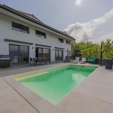 House With Pool And Panoramic View Of Vakantiehuis Bilbao