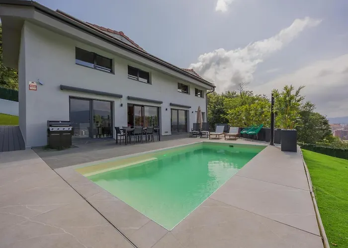 House With Pool And Panoramic View Of Casa vacanze Bilbao